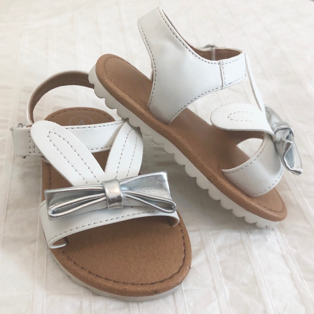 VGUC White/ Silver Rabbit Sandal by Cat & Jack